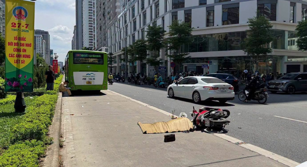 va chạm giữa xe buýt và xe máy trên đường lê văn lương, một phụ nữ tử vong hình ảnh 1 va cham giua xe buyt va xe may tren duong le van luong, mot phu nu tu vong hinh anh 1