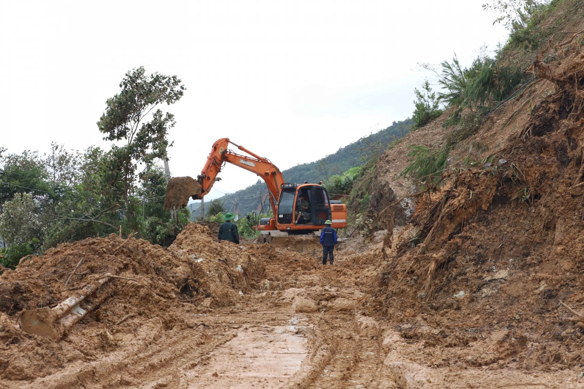 lãnh đạo tỉnh sơn la kiểm tra vùng lũ, chỉ đạo khắc phục hậu quả thiên tai hình ảnh 1 lanh dao tinh son la kiem tra vung lu, chi dao khac phuc hau qua thien tai hinh anh 1