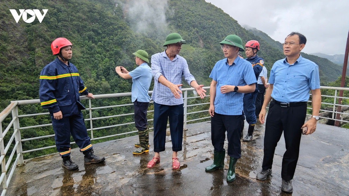 lãnh đạo tỉnh sơn la kiểm tra vùng lũ, chỉ đạo khắc phục hậu quả thiên tai hình ảnh 2 lanh dao tinh son la kiem tra vung lu, chi dao khac phuc hau qua thien tai hinh anh 2