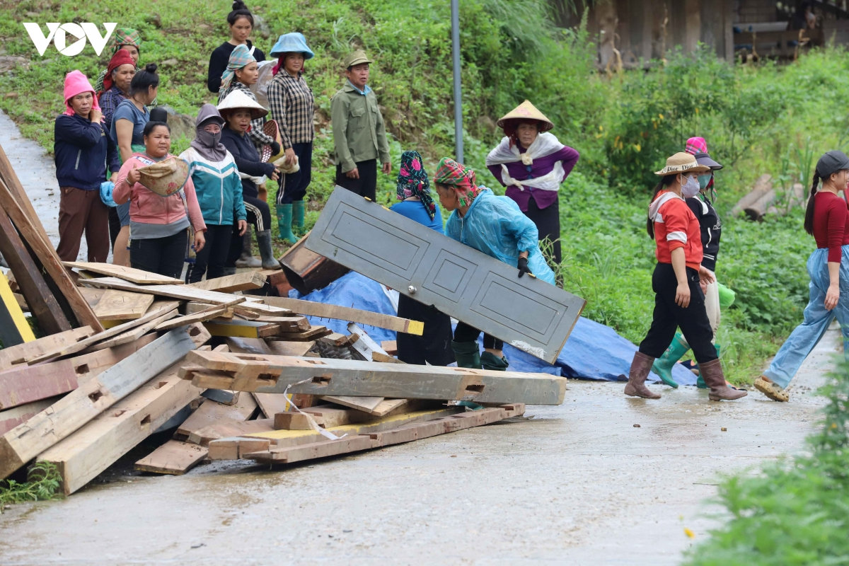 lãnh đạo tỉnh sơn la kiểm tra vùng lũ, chỉ đạo khắc phục hậu quả thiên tai hình ảnh 5 lanh dao tinh son la kiem tra vung lu, chi dao khac phuc hau qua thien tai hinh anh 5