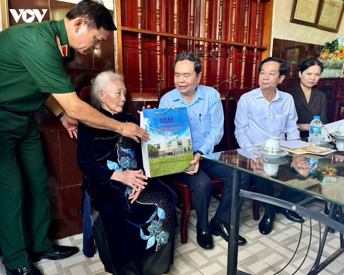 chủ tịch quốc hội tri ân người có công, thăm mẹ việt nam anh hùng hình ảnh 1 chu tich quoc hoi tri an nguoi co cong, tham me viet nam anh hung hinh anh 1
