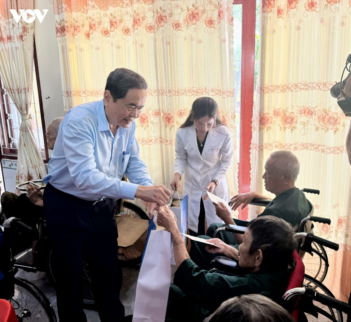 chủ tịch quốc hội tri ân người có công, thăm mẹ việt nam anh hùng hình ảnh 3 chu tich quoc hoi tri an nguoi co cong, tham me viet nam anh hung hinh anh 3