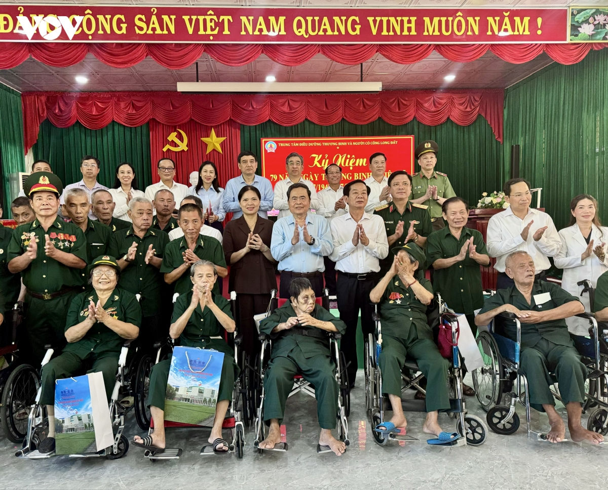 chủ tịch quốc hội tri ân người có công, thăm mẹ việt nam anh hùng hình ảnh 4 chu tich quoc hoi tri an nguoi co cong, tham me viet nam anh hung hinh anh 4