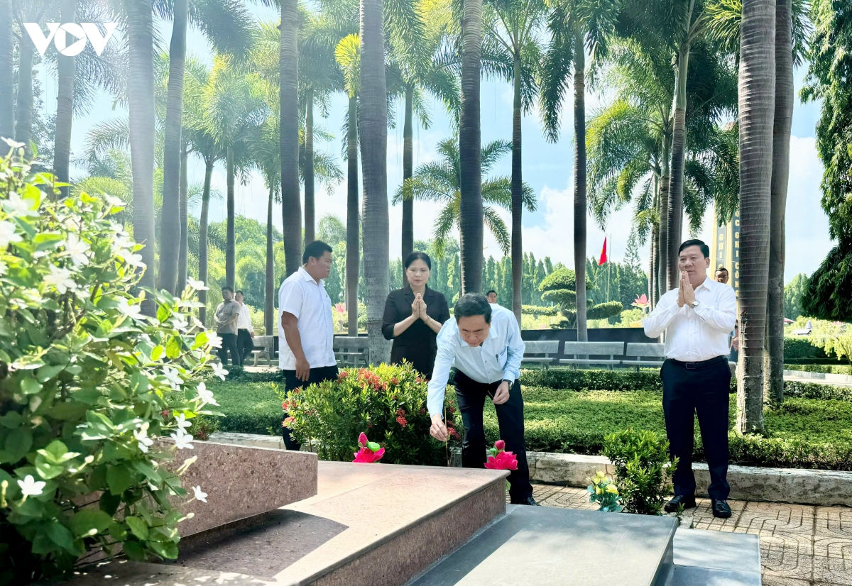 chu tich quoc hoi dang huong tuong niem anh hung liet si vo thi sau hinh anh 7