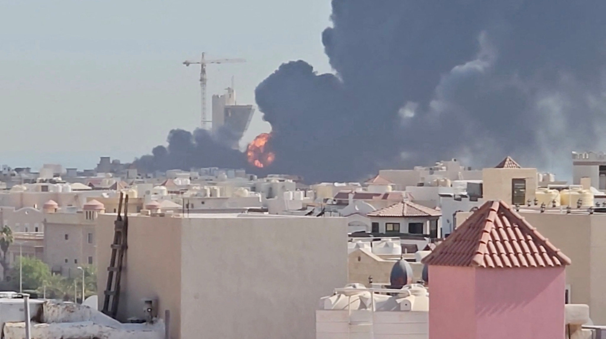Khói bốc lên nghi ngút gần cơ sở lọc dầu ở Mangaf, Kuwait.