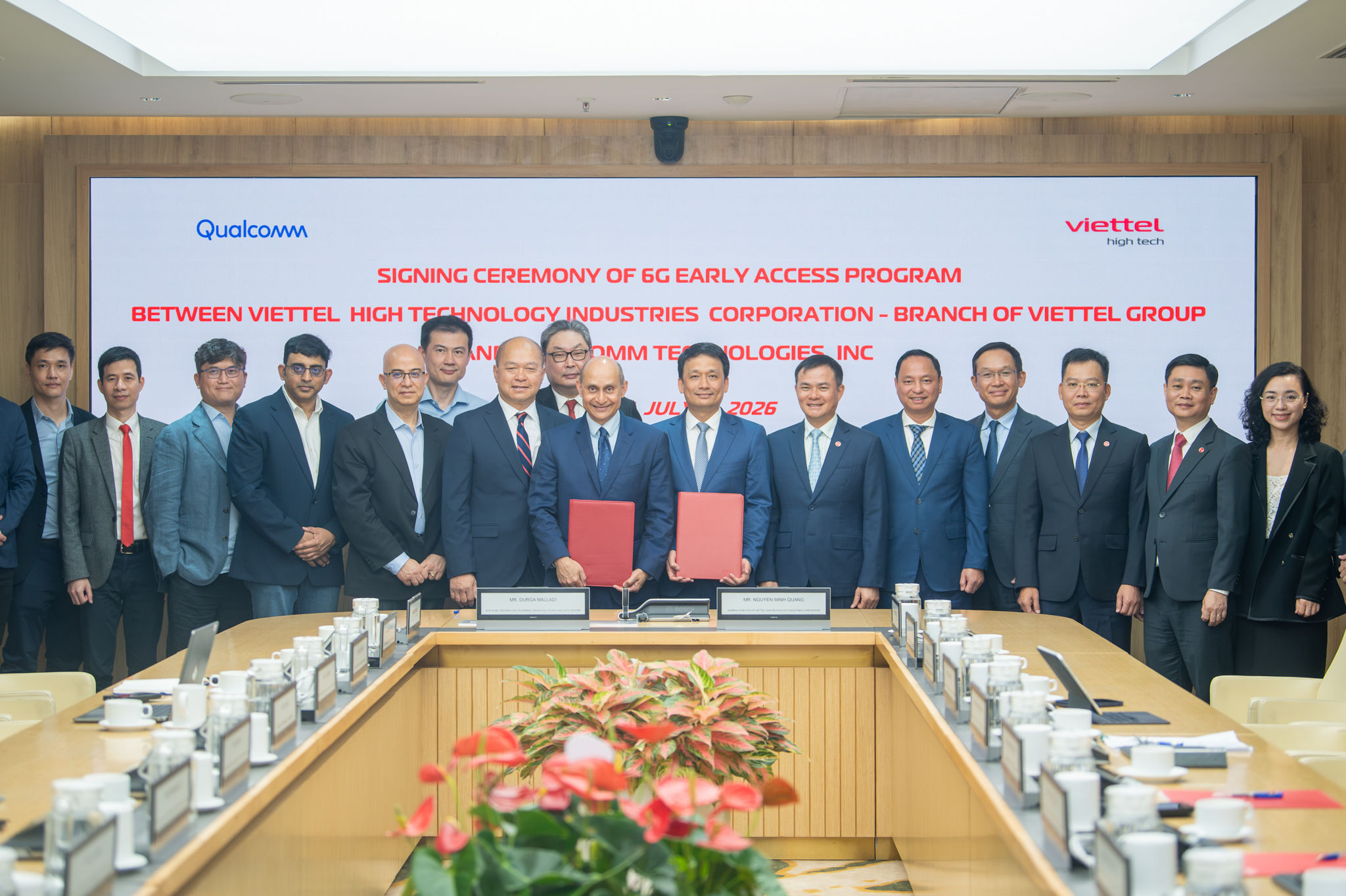 Tổng Giám đốc Viettel High Tech Nguyễn Minh Quang ký kết Chương trình Truy cập sớm nền tảng 6G (6G Platform Early Access Program) cùng ông Durga Malladi, Phó Chủ tịch Điều hành kiêm Tổng Giám đốc Qualcomm Technologies.