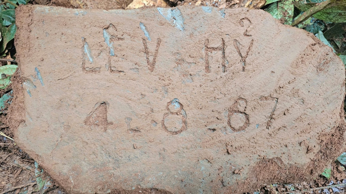 tấm bia khắc chữ lÊ v hỶ - 4.8.67 thắp hy vọng tìm thấy liệt sĩ của gia đình ở hải phòng hình ảnh 4 tam bia khac chu lE v hY - 4.8.67 thap hy vong tim thay liet si cua gia dinh o hai phong hinh anh 4