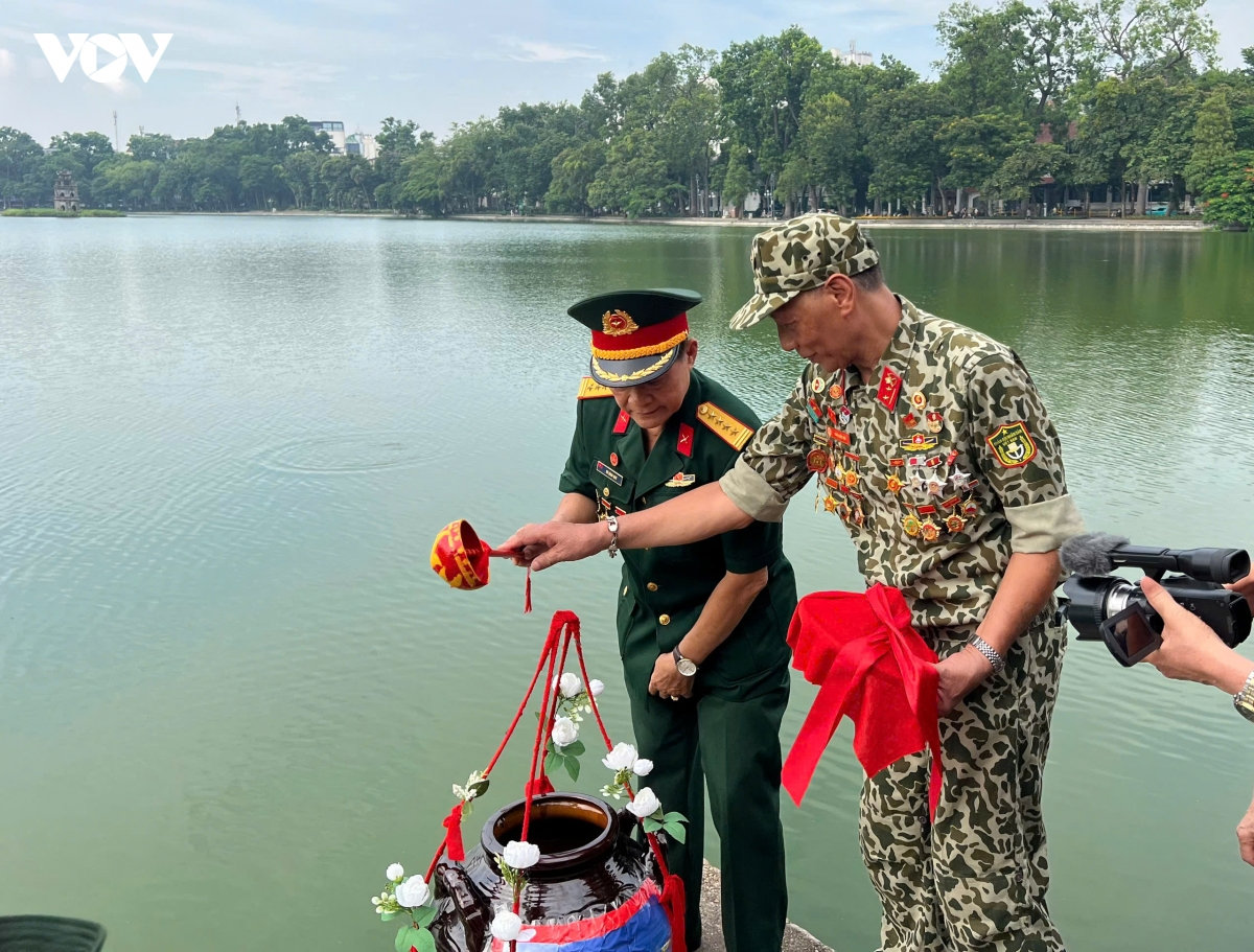 lễ lấy nước hồ gươm tri ân các anh hùng liệt sĩ trên sông thạch hãn, quảng trị hình ảnh 1 le lay nuoc ho guom tri an cac anh hung liet si tren song thach han, quang tri hinh anh 1
