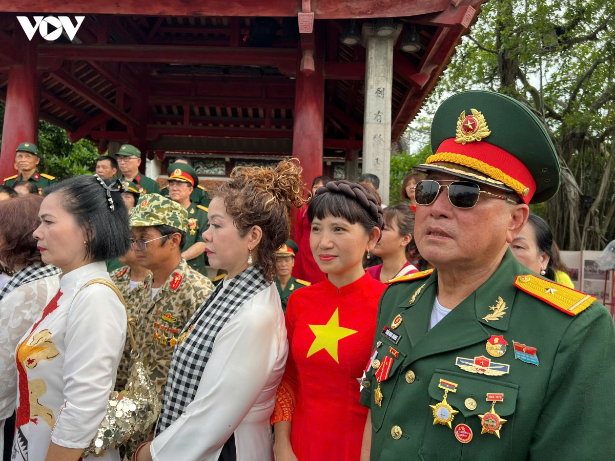 lễ lấy nước hồ gươm tri ân các anh hùng liệt sĩ trên sông thạch hãn, quảng trị hình ảnh 7 le lay nuoc ho guom tri an cac anh hung liet si tren song thach han, quang tri hinh anh 7