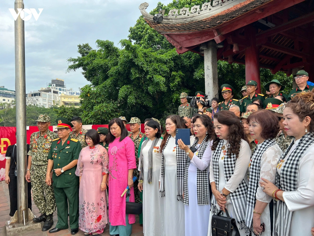 lễ lấy nước hồ gươm tri ân các anh hùng liệt sĩ trên sông thạch hãn, quảng trị hình ảnh 4 le lay nuoc ho guom tri an cac anh hung liet si tren song thach han, quang tri hinh anh 4