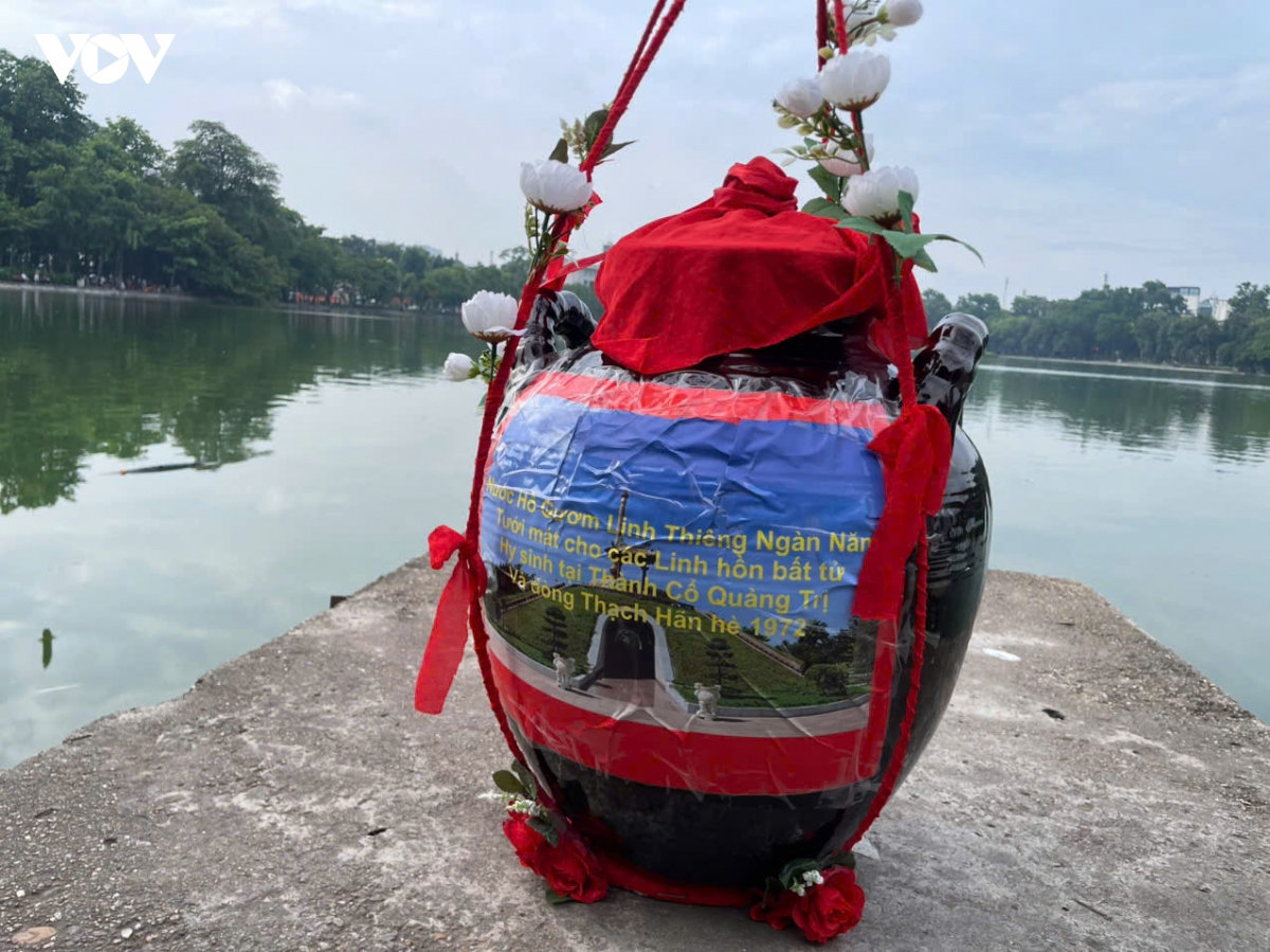 lễ lấy nước hồ gươm tri ân các anh hùng liệt sĩ trên sông thạch hãn, quảng trị hình ảnh 2 le lay nuoc ho guom tri an cac anh hung liet si tren song thach han, quang tri hinh anh 2