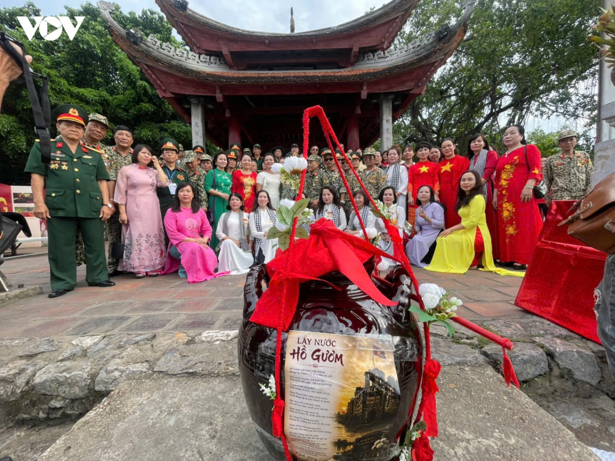 lễ lấy nước hồ gươm tri ân các anh hùng liệt sĩ trên sông thạch hãn, quảng trị hình ảnh 5 le lay nuoc ho guom tri an cac anh hung liet si tren song thach han, quang tri hinh anh 5