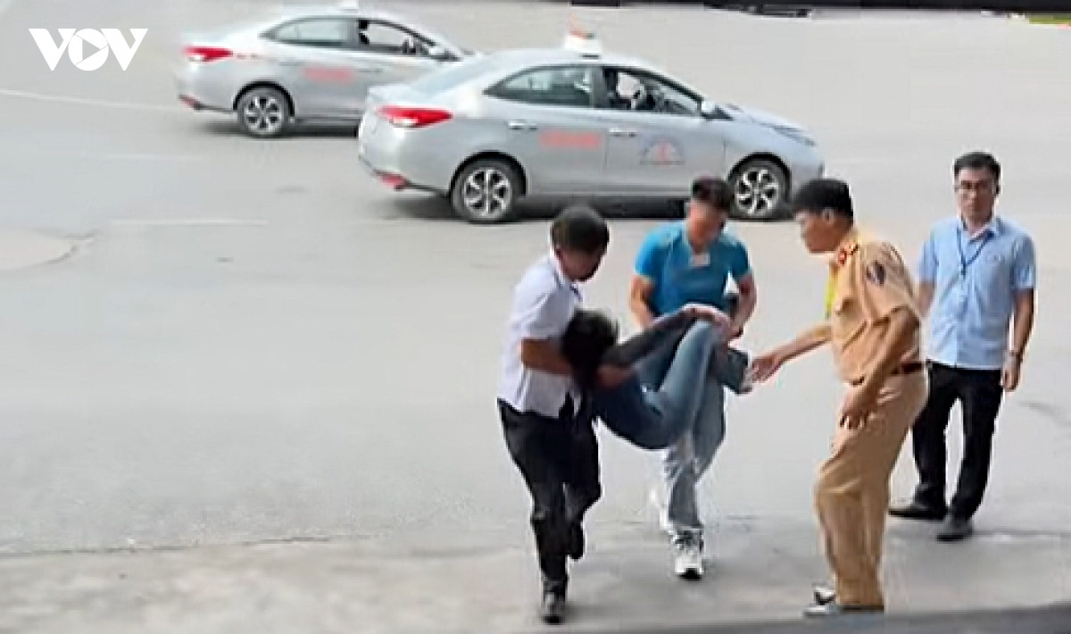kịp thời sơ cứu học viên bị ngất sau phần thi lái xe trong hình ở nghệ an hình ảnh 1 kip thoi so cuu hoc vien bi ngat sau phan thi lai xe trong hinh o nghe an hinh anh 1