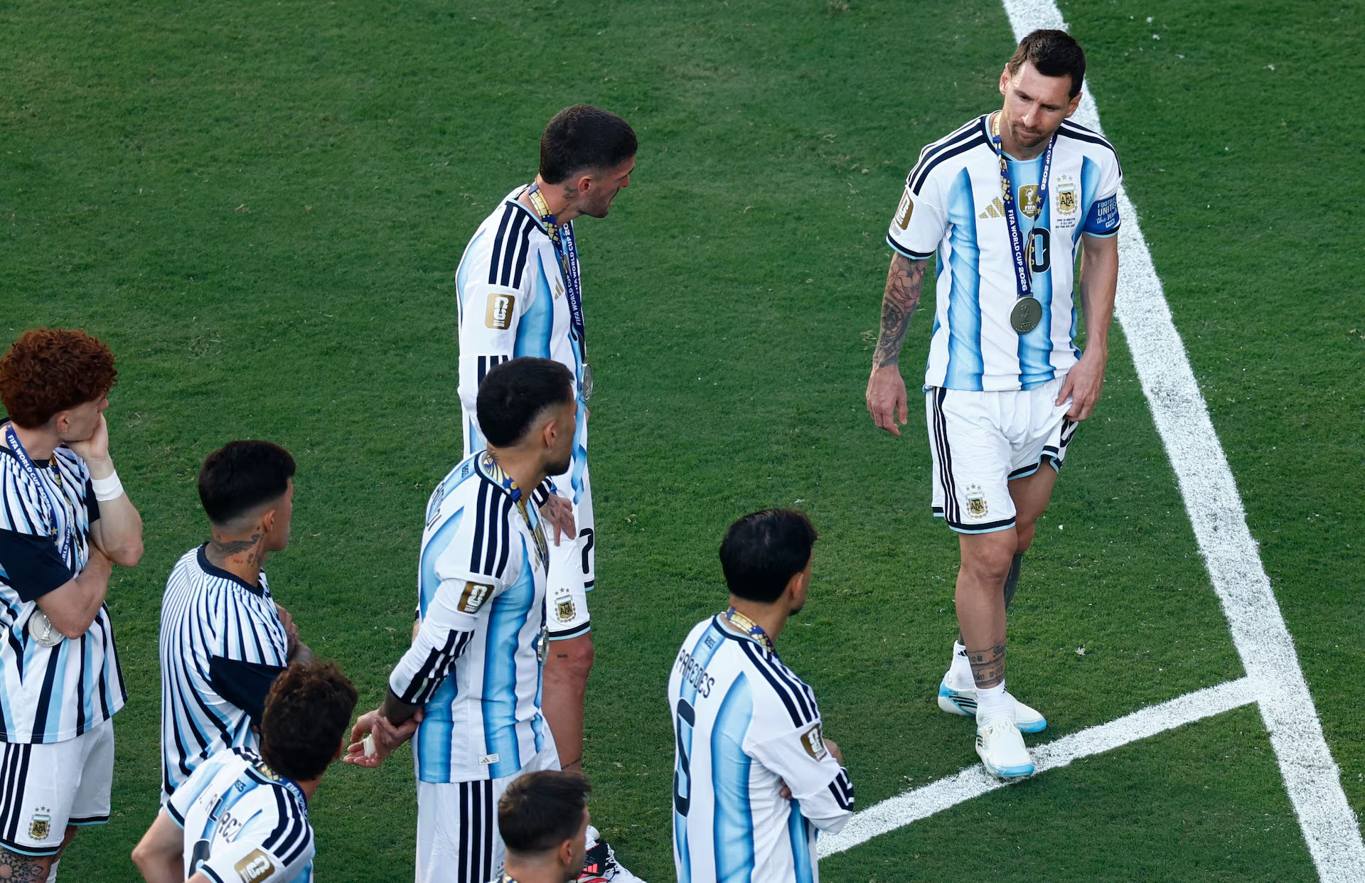 Theo truyền thông Argentina, thông điệp của Messi xuất phát từ những lời chỉ trích nhắm đến toàn đội trước trận chung kết. (Ảnh: Reuters)