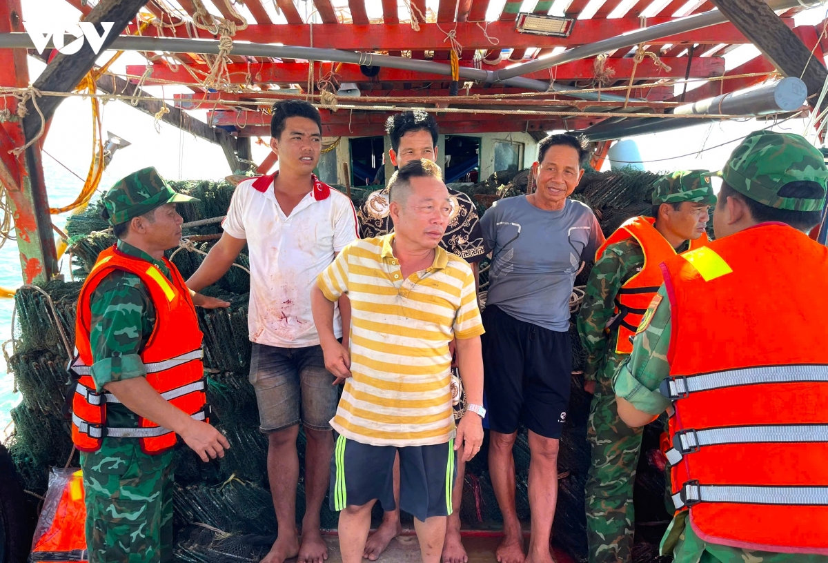 chìm sà lan chở cát thi công công trình hòn khoai, 4 thuyền viên được cứu hình ảnh 1 chim sa lan cho cat thi cong cong trinh hon khoai, 4 thuyen vien duoc cuu hinh anh 1