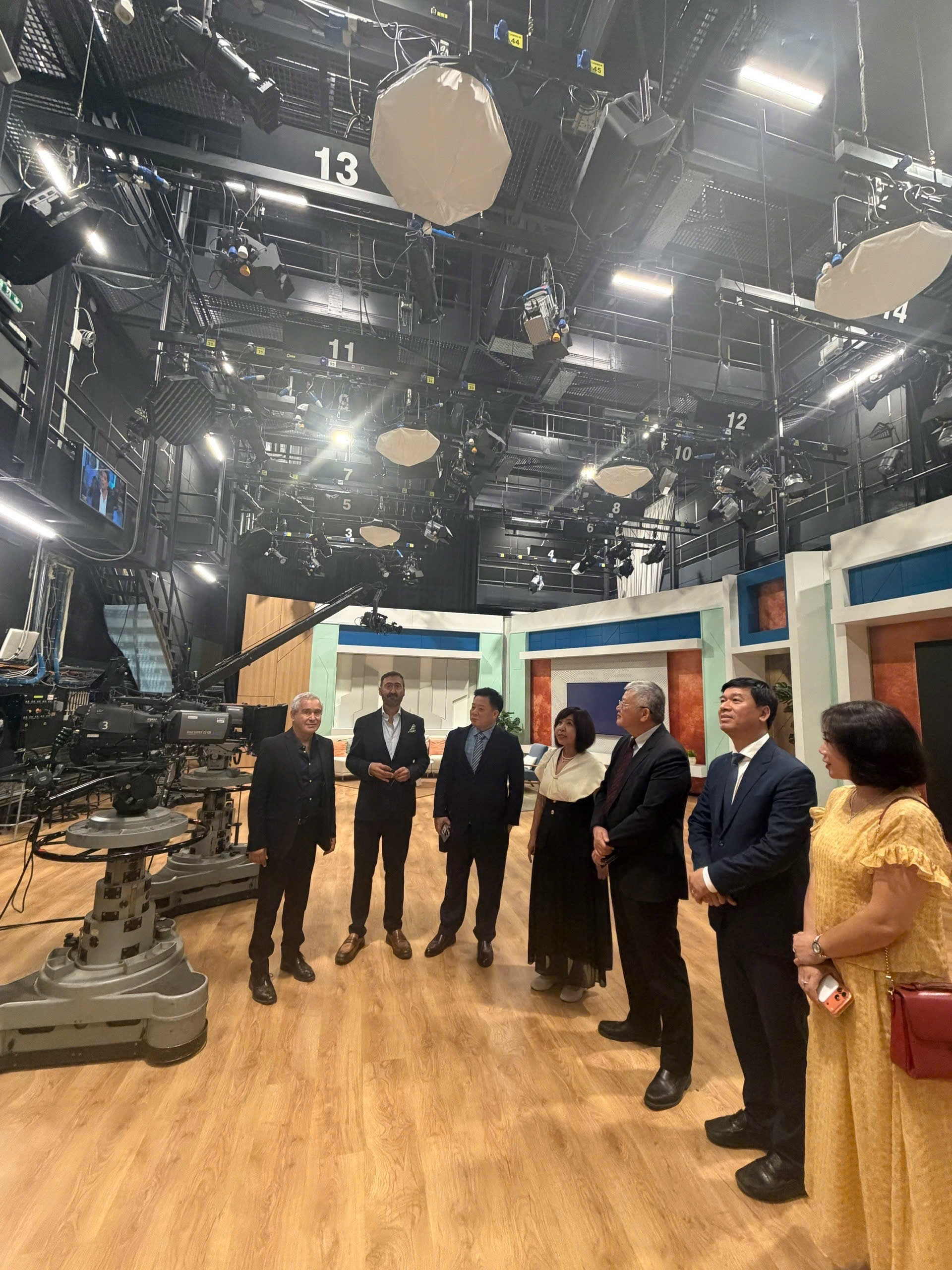 Đoàn công tác tham quan studio và trường quay của Đài PTTH Bồ Đào Nha