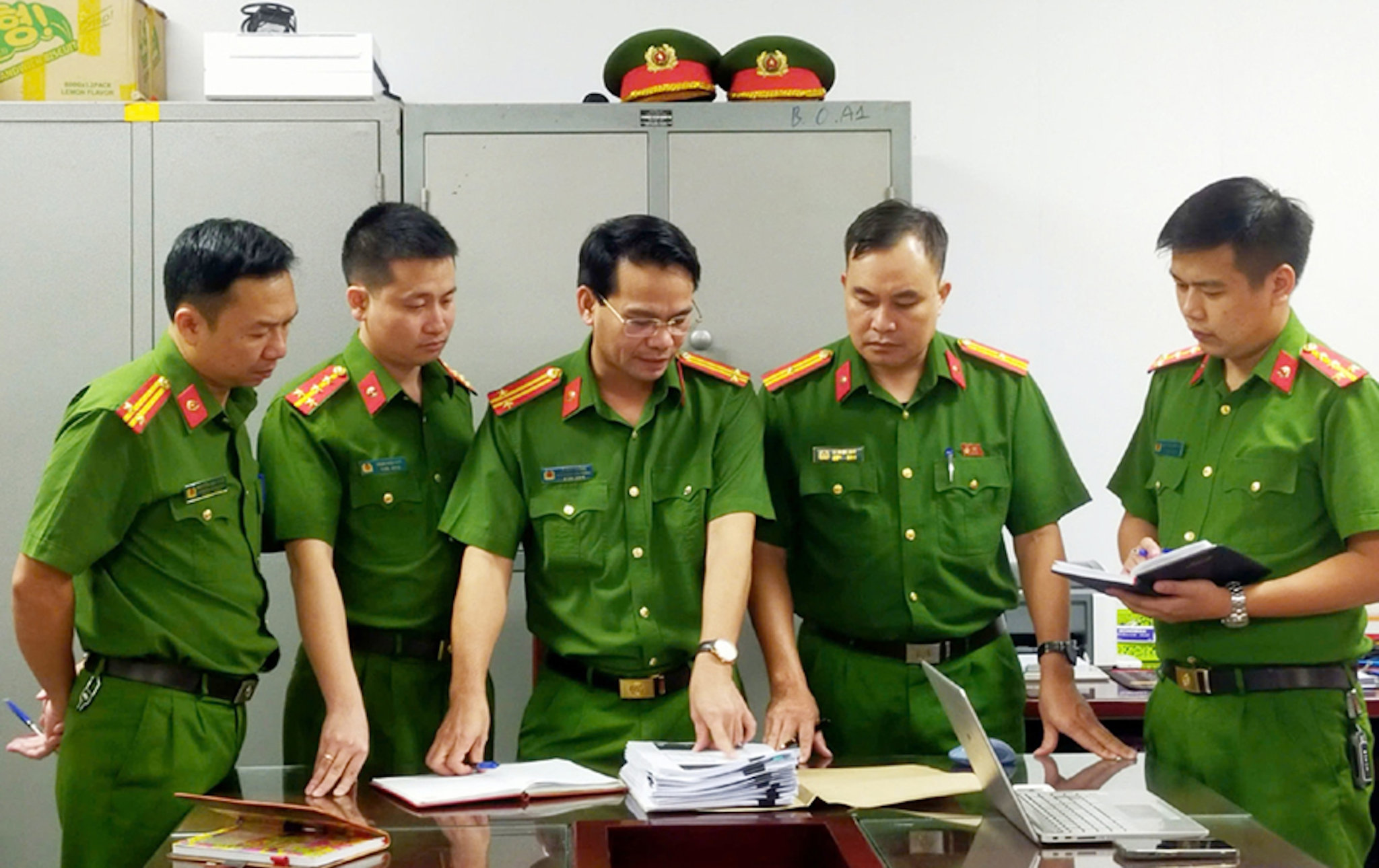 Văn phòng Cơ quan Cảnh sát điều tra Công an tỉnh triển khai phương án triệt phá chuyên án. (Ảnh: Công an Thanh Hoá)