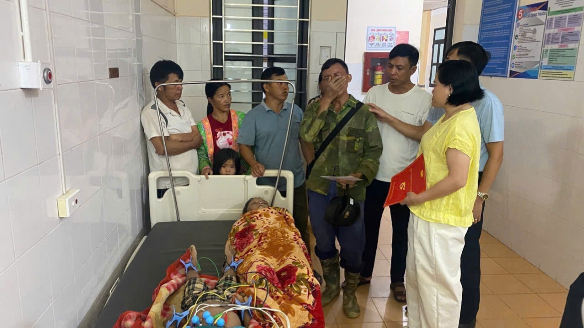 hai chau be tu vong do set danh khi cung me di lam nuong hinh anh 1