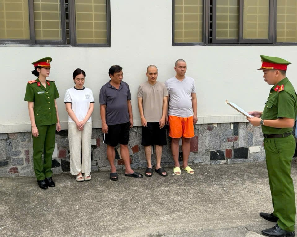 công an thanh hóa thu giữ thêm 354 viên kim cương trong vụ án buôn lậu hình ảnh 1 cong an thanh hoa thu giu them 354 vien kim cuong trong vu an buon lau hinh anh 1