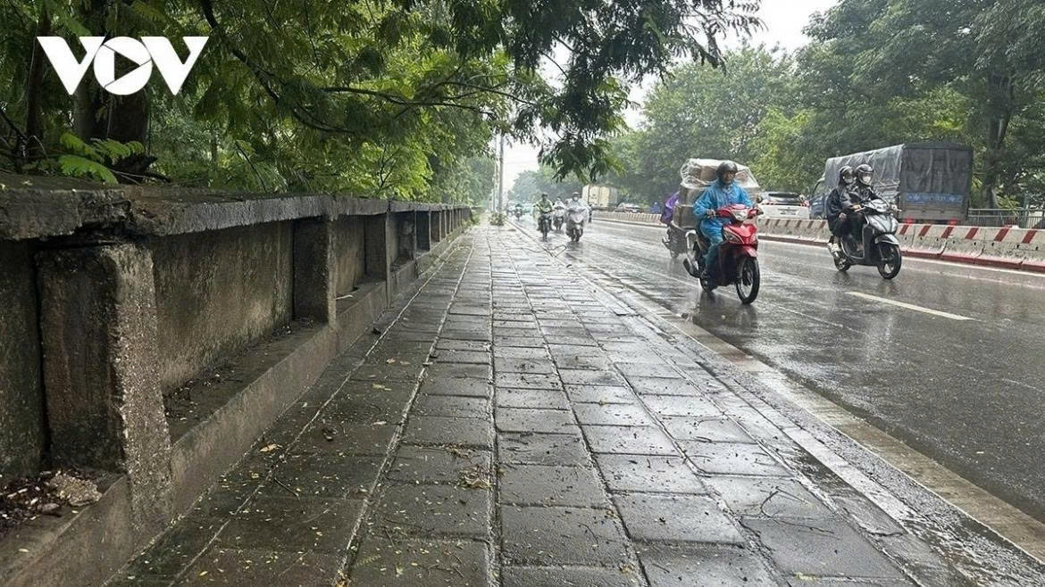 thoi tiet ngay 23 7 ha noi, bac bo mua dong rai rac, cuc bo mua to hinh anh 1