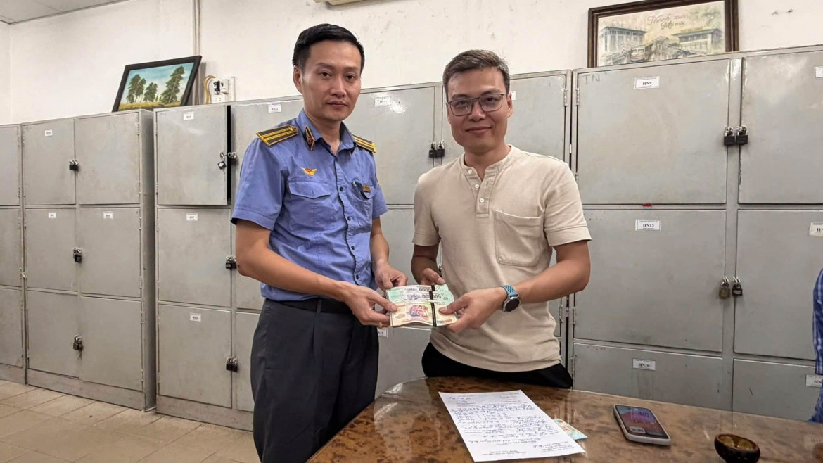 bỏ quên gần 123 triệu trên tàu se2, khách xúc động khi được trả lại nguyên vẹn hình ảnh 1 bo quen gan 123 trieu tren tau se2, khach xuc dong khi duoc tra lai nguyen ven hinh anh 1