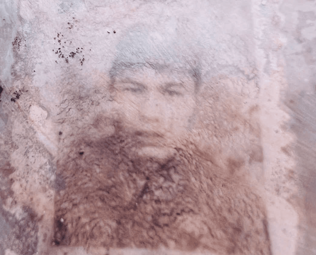 Hình ảnh được tìm thấy trong album.