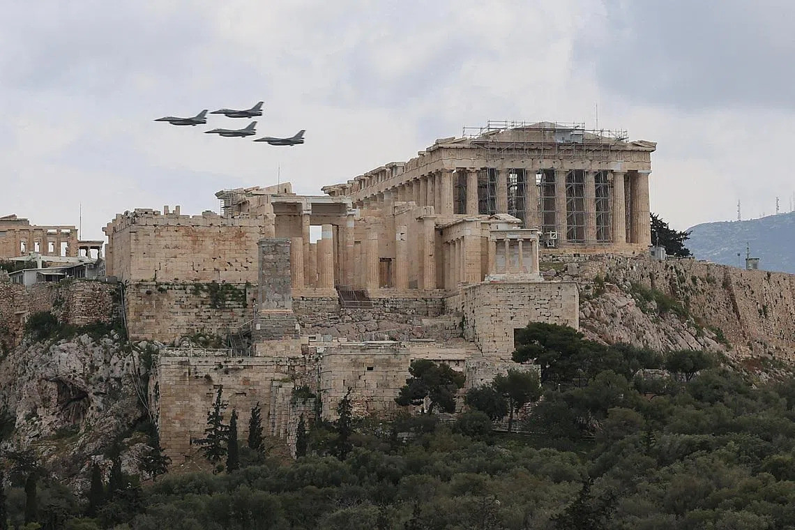 Máy bay quân sự bay phía trên thành cổ Acropolis của Athens, Hy Lạp. (Ảnh: Reuters)