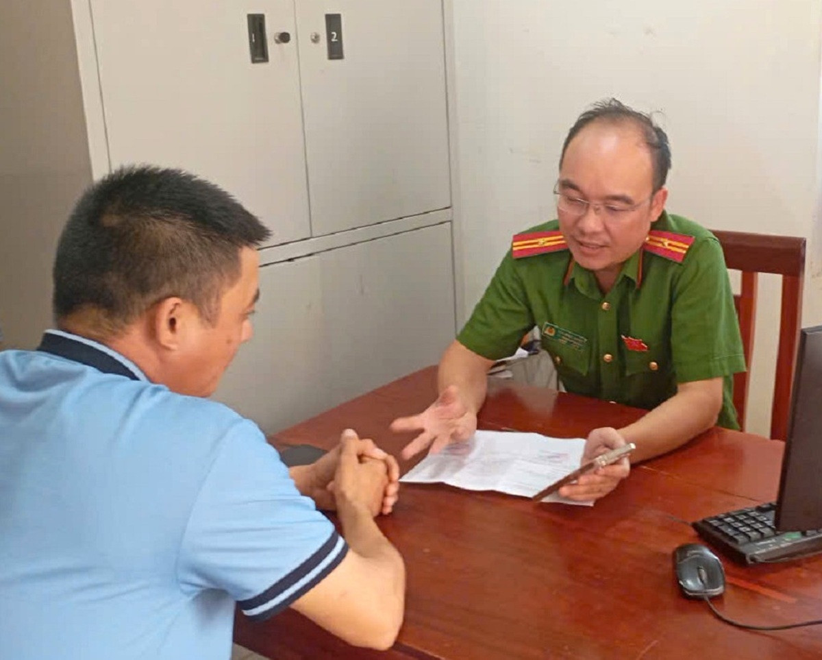 H.Đ.N (trái) tại cơ quan Công an