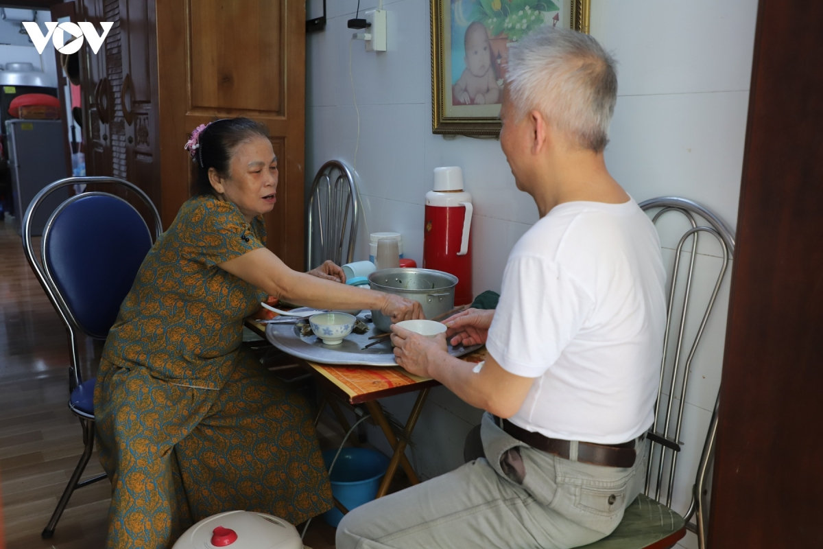 người vợ tảo tần nguyện làm đôi mắt đồng hành với chồng thương binh hơn 45 năm hình ảnh 1 nguoi vo tao tan nguyen lam doi mat dong hanh voi chong thuong binh hon 45 nam hinh anh 1