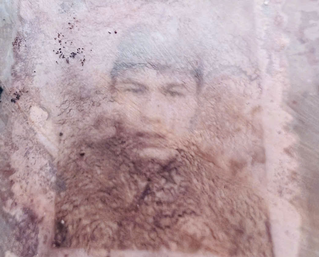 tim thay album anh trong mo liet si, nhieu gia dinh lien he nhan than nhan hinh anh 2