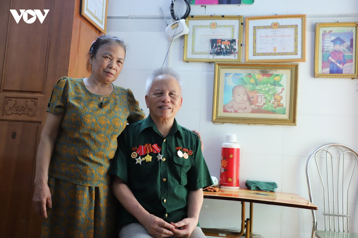 người vợ tảo tần nguyện làm đôi mắt đồng hành với chồng thương binh hơn 45 năm hình ảnh 2 nguoi vo tao tan nguyen lam doi mat dong hanh voi chong thuong binh hon 45 nam hinh anh 2