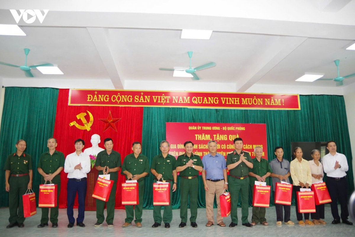 quân ủy trung ương, bộ quốc phòng tri ân gia đình chính sách tại thái nguyên hình ảnh 2 quan uy trung uong, bo quoc phong tri an gia dinh chinh sach tai thai nguyen hinh anh 2