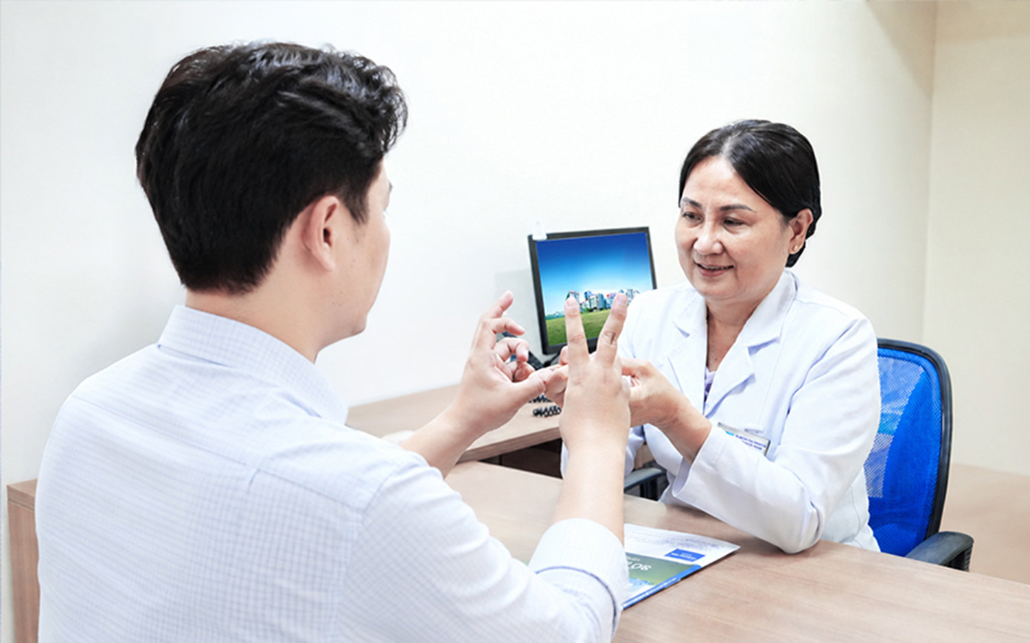 TS.BS Đức kiểm tra sức cơ, đánh giá hồi phục cho bệnh nhân (Ảnh: BV Tâm Anh)
