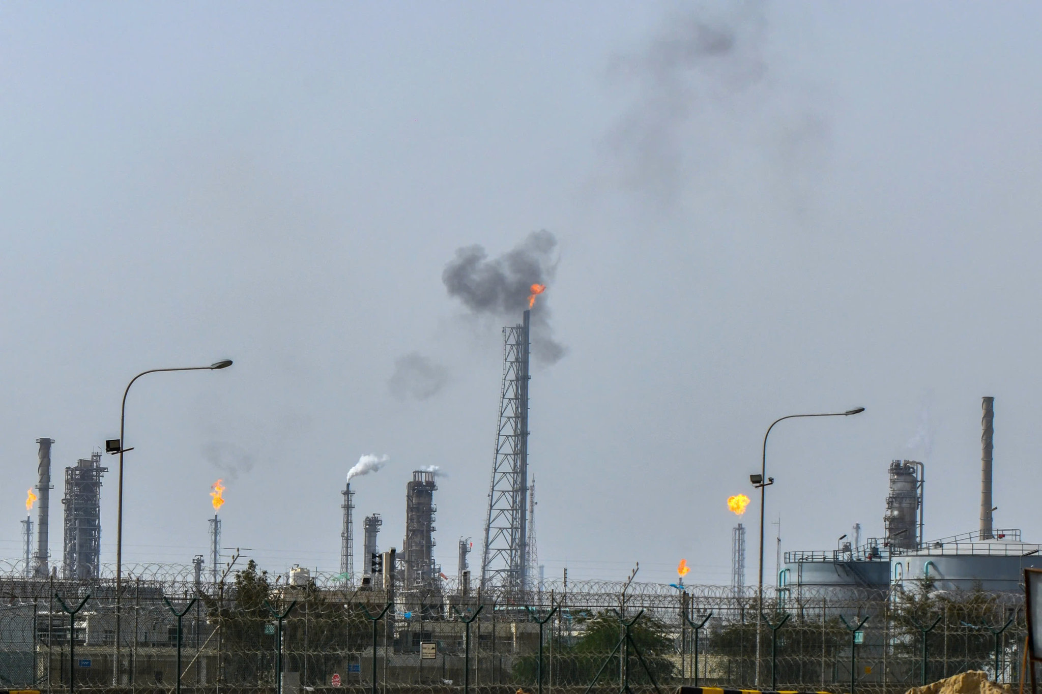 Nhà máy lọc dầu Mina Al-Ahmadi đang hoạt động tại Kuwait. (Ảnh: AP)