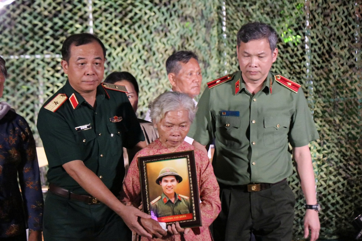 xúc động trao di ảnh phục dựng cho gia đình liệt sĩ huỳnh văn quên hình ảnh 1 xuc dong trao di anh phuc dung cho gia dinh liet si huynh van quen hinh anh 1