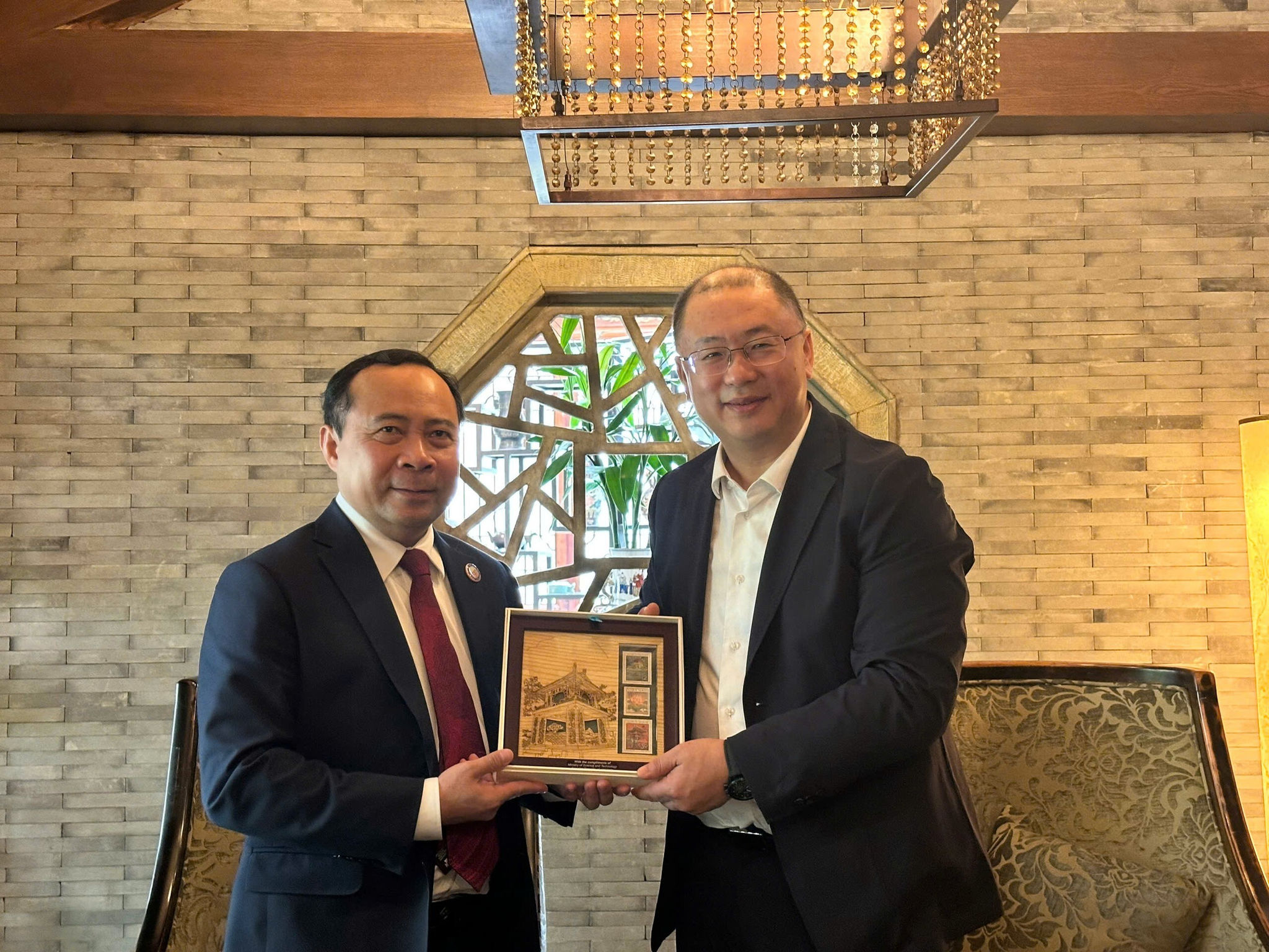Bộ trưởng Vũ Hải Quân làm việc với Lãnh đạo Cấp cao Tập đoàn ZTE, Trung Quốc. (Ảnh: Bộ KH&CN)