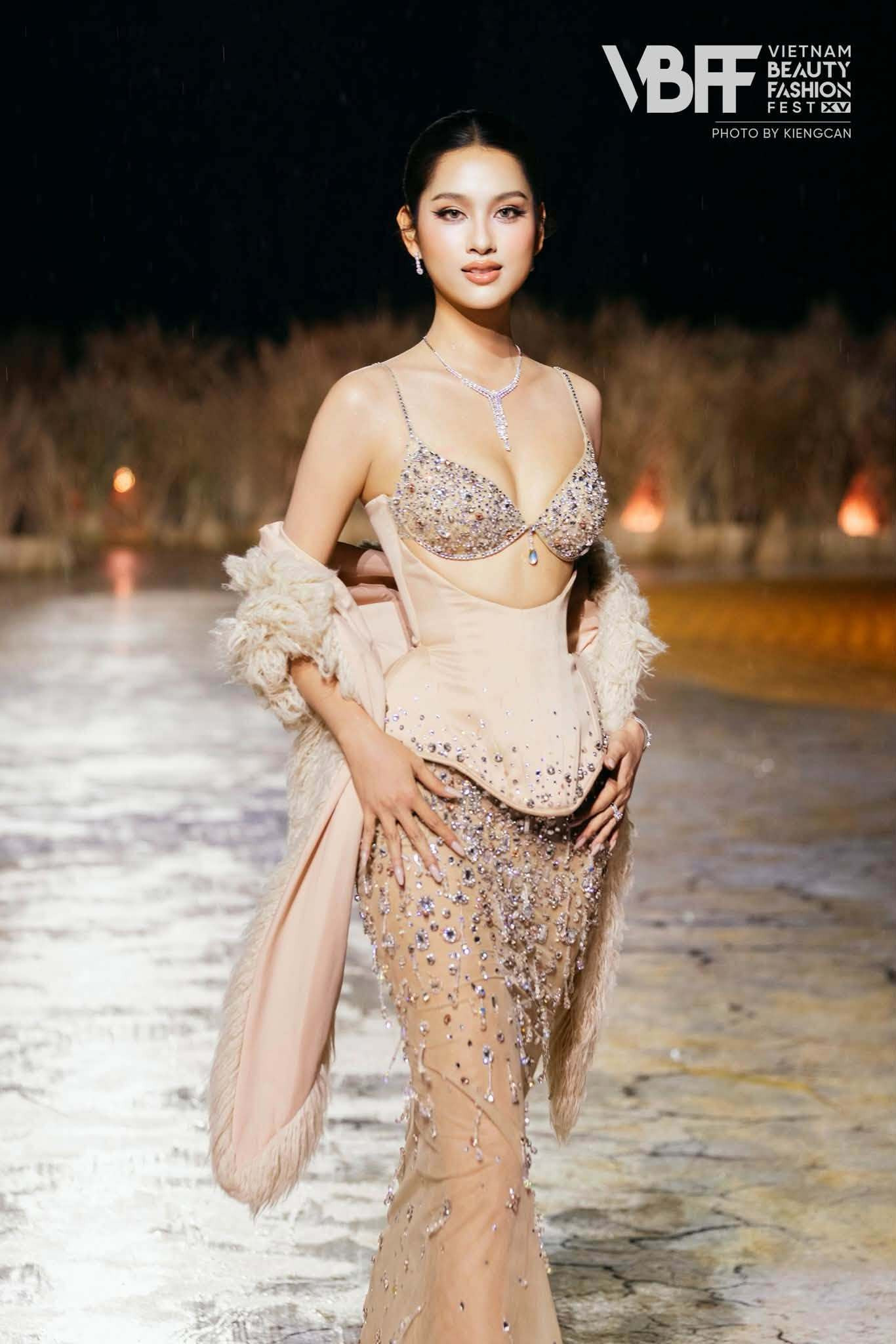 Sở hữu lợi thế về sắc vóc với chiều cao 1m76 lẫn kỹ năng trình diễn, Tường Vy được kỳ vọng sẽ bứt phá để đem lại chiến thắng.