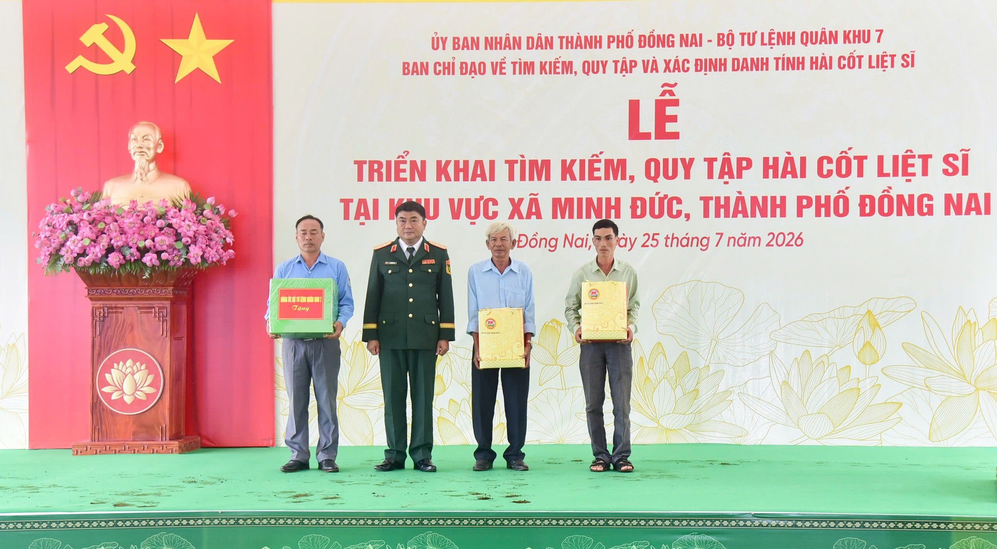 Lực lượng trực tiếp thực hiện nhiệm vụ, các nhân chứng lịch sử và người cung cấp thông tin tìm kiếm, quy tập hài cốt liệt sĩ ở xã Minh Đức được tặng quà từ cơ quan chức năng. (Ảnh: Lương Ý)