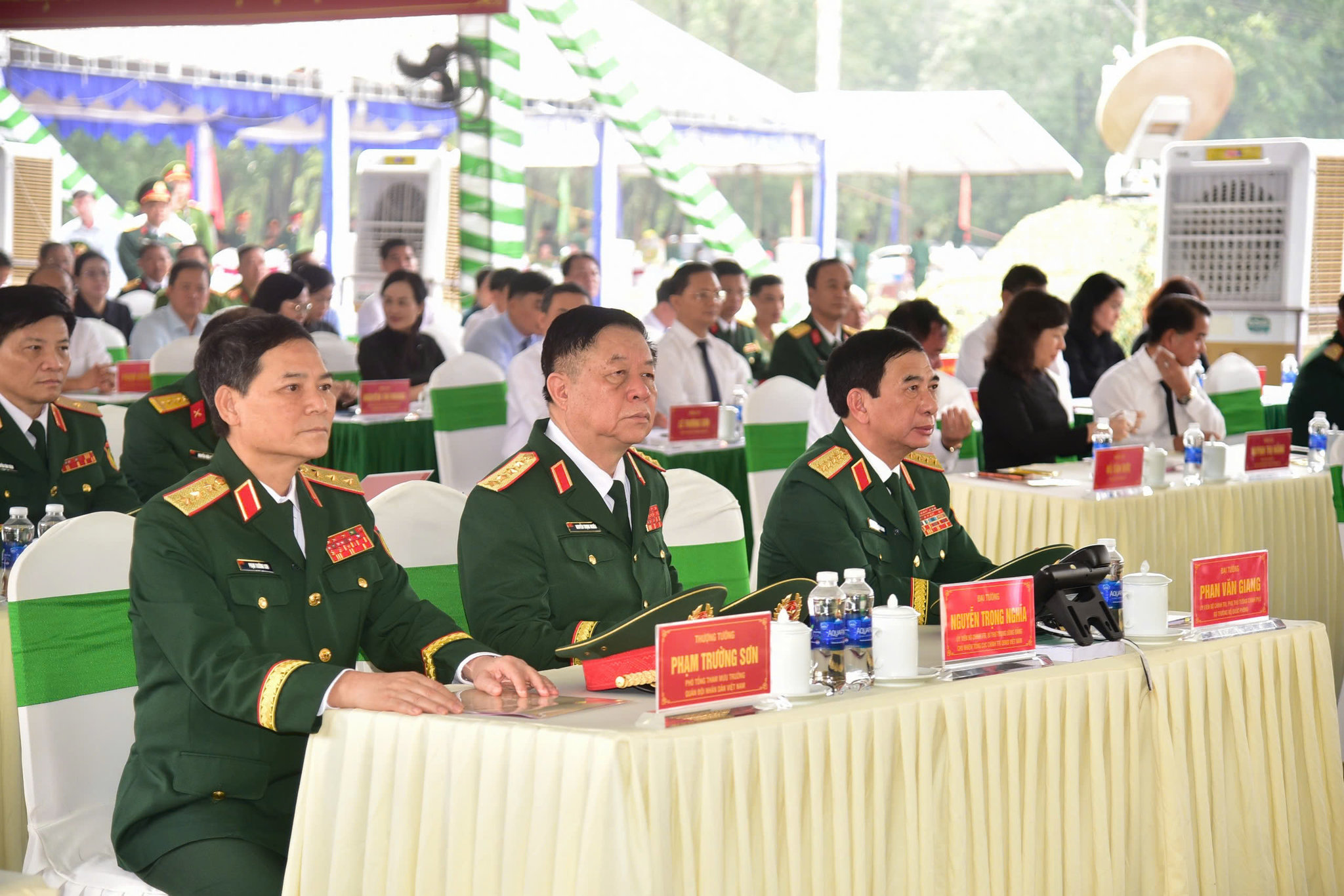 Đại tướng Phan Văn Giang, Ủy viên Bộ chính trị, Phó Thủ tướng Chính phủ, Bộ trưởng Bộ Quốc phòng; Đại tướng Nguyễn Trọng Nghĩa, Ủy viên Bộ chính trị, Bí thư Trung ương Đảng, Chủ nhiệm Tổng cục Chính trị QĐND Việt Nam; Thượng tướng Phạm Trường Sơn, Phó Tổng Tham mưu trưởng QĐND Việt Nam, tham dự buổi lễ. (Ảnh: Lương Ý)
