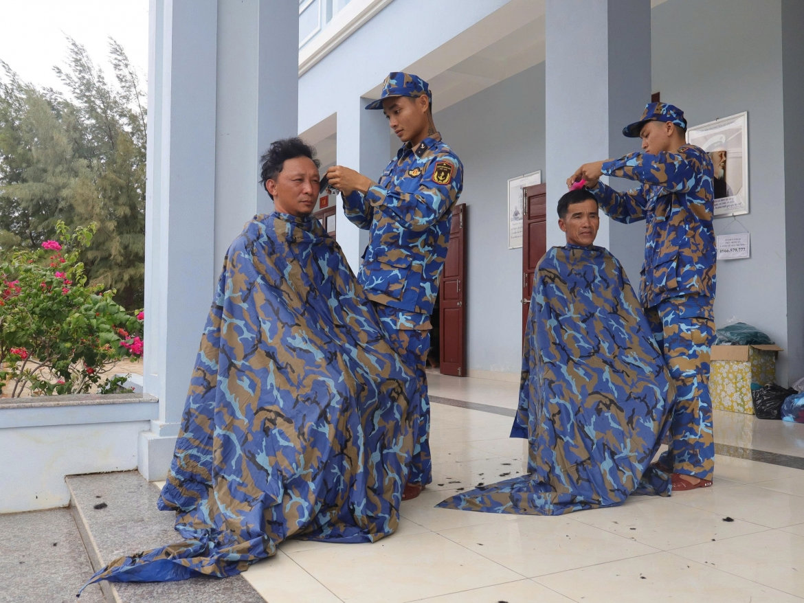 Dao Da tay tiep nhan, ho tro 33 ngu dan tau ca quang ngai gap nan hinh anh 7