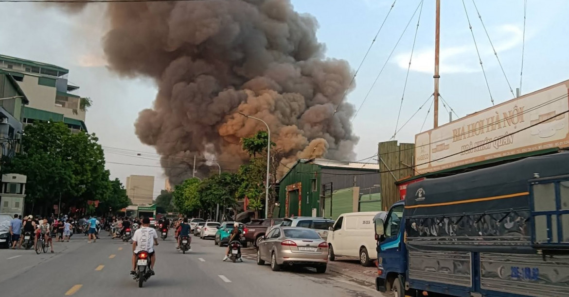 chay lon tai pho vu Duc uy ha noi cot khoi den cao ca tram met hinh anh 3