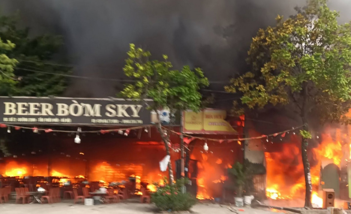 chay lon tai pho vu Duc uy ha noi cot khoi den cao ca tram met hinh anh 2