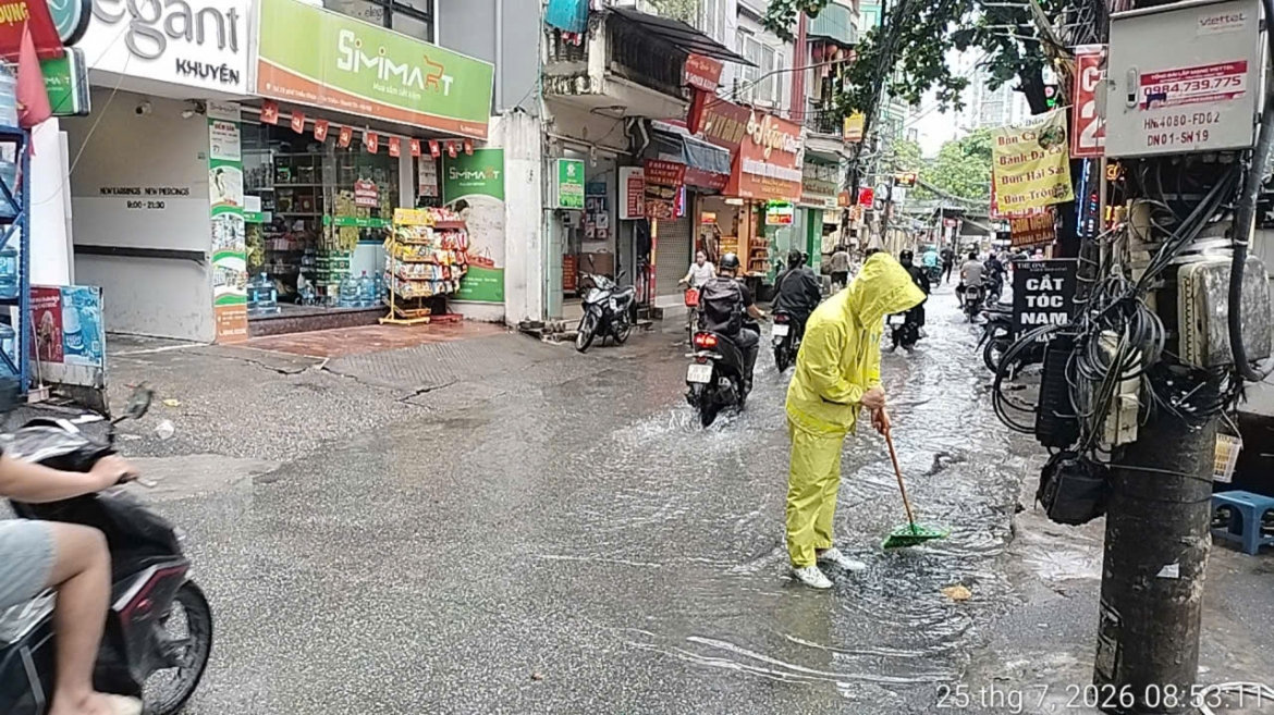 các điểm ngập cục bộ tại hà nội sau mưa lớn đêm 25 7 cơ bản rút hết sau 30 phút hình ảnh 1 cac diem ngap cuc bo tai ha noi sau mua lon dem 25 7 co ban rut het sau 30 phut hinh anh 1