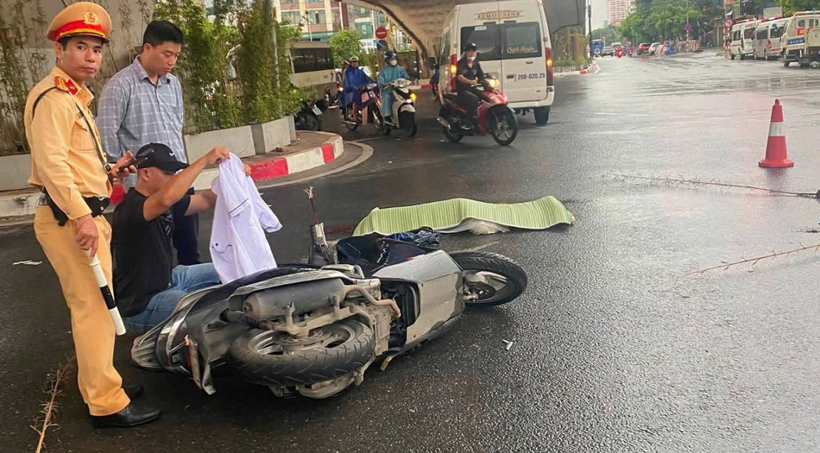 nạn nhân tử vong tại ngã tư vọng là nữ sinh ngành y đang thực tập tại bệnh viện hình ảnh 1 nan nhan tu vong tai nga tu vong la nu sinh nganh y dang thuc tap tai benh vien hinh anh 1