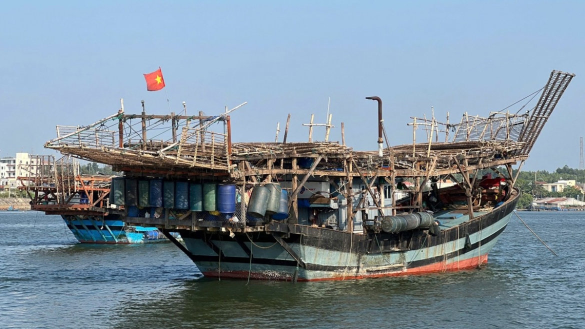 tàu cá quảng ngãi gặp nạn ở biển trường sa, 33 ngư dân được cứu, 3 người mất tích hình ảnh 1 tau ca quang ngai gap nan o bien truong sa, 33 ngu dan duoc cuu, 3 nguoi mat tich hinh anh 1