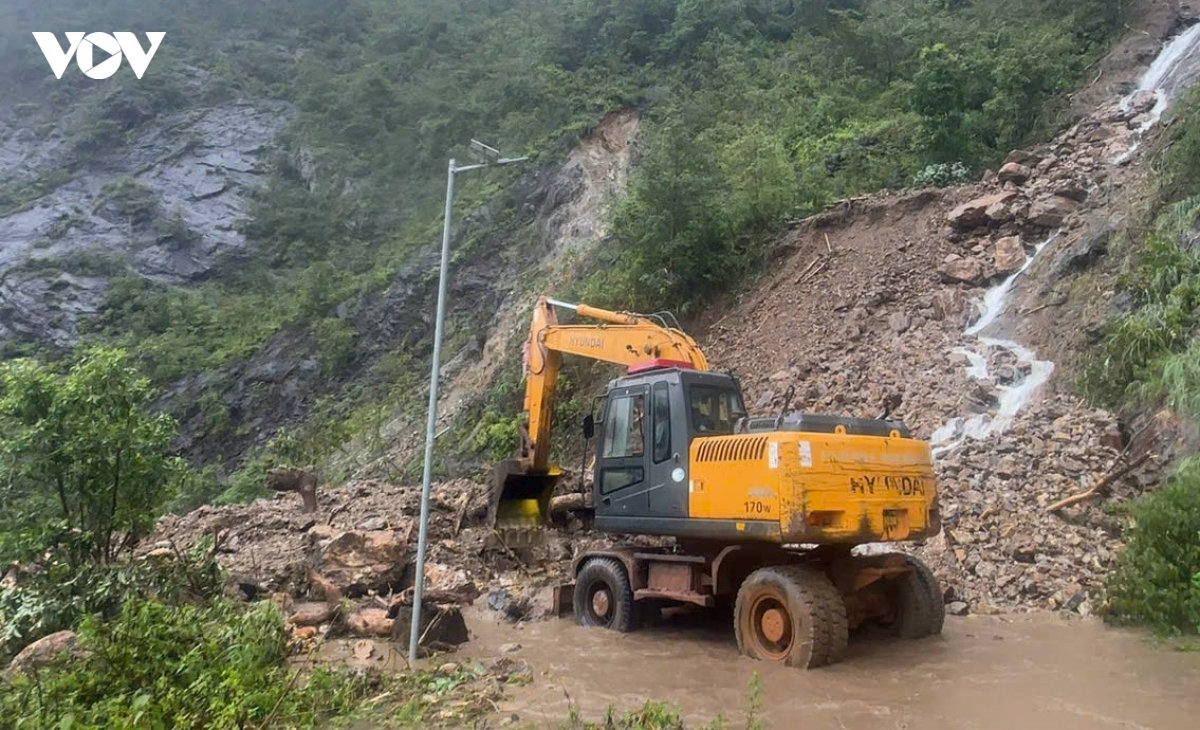 sơn la nỗ lực tu sửa, khôi phục đường giao thông sau mưa lũ hình ảnh 2 son la no luc tu sua, khoi phuc duong giao thong sau mua lu hinh anh 2