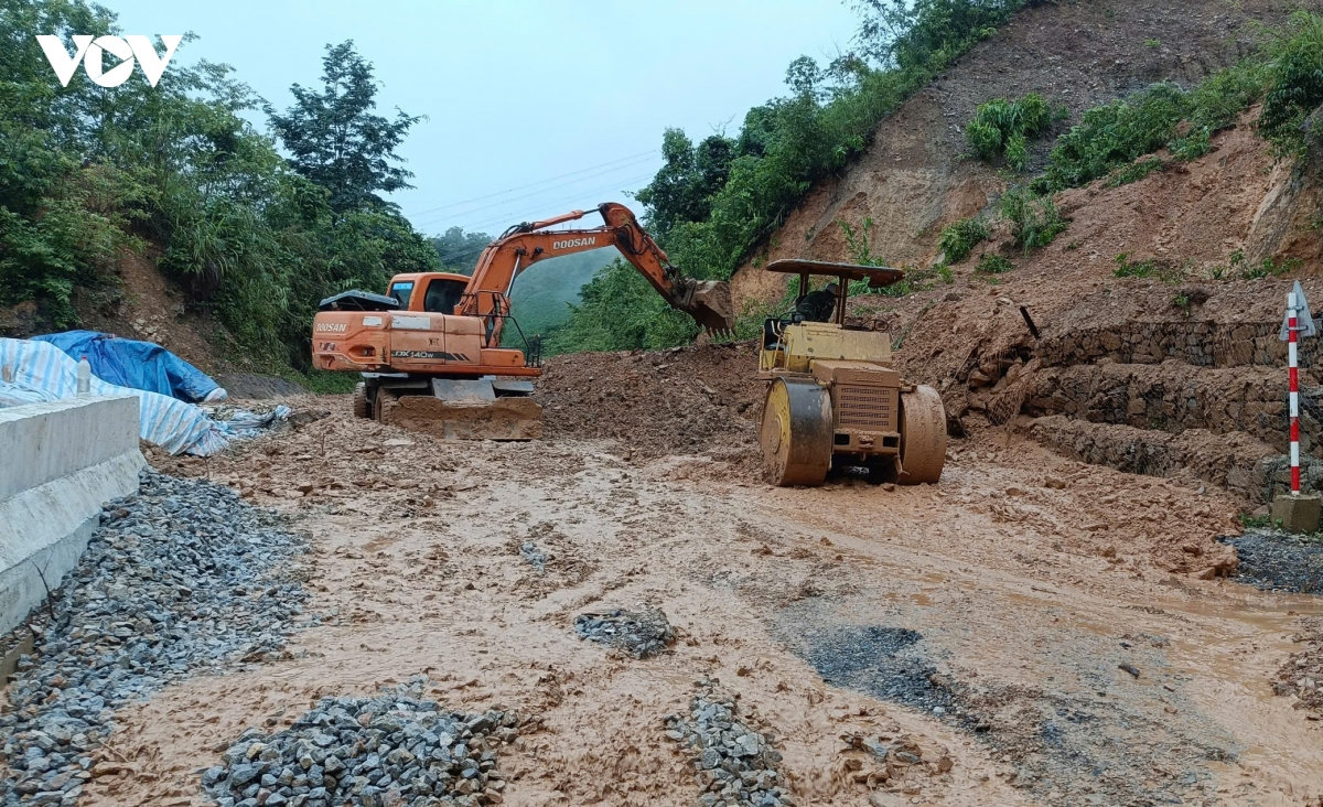sơn la nỗ lực tu sửa, khôi phục đường giao thông sau mưa lũ hình ảnh 4 son la no luc tu sua, khoi phuc duong giao thong sau mua lu hinh anh 4