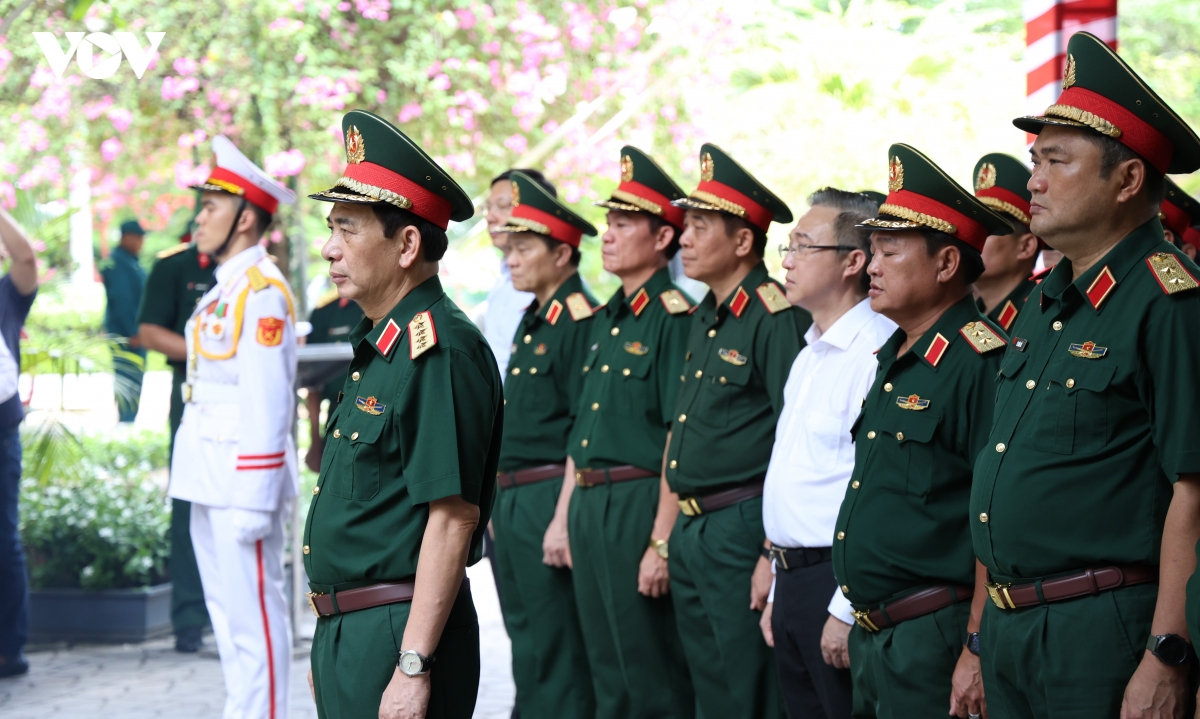 Dai tuong phan van giang dang huong anh hung liet si tai cong vien le thi rieng hinh anh 1