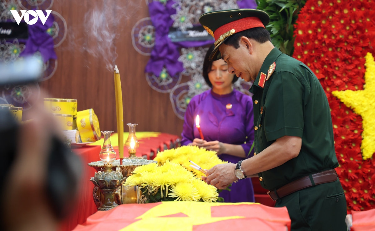 Dai tuong phan van giang dang huong anh hung liet si tai cong vien le thi rieng hinh anh 3