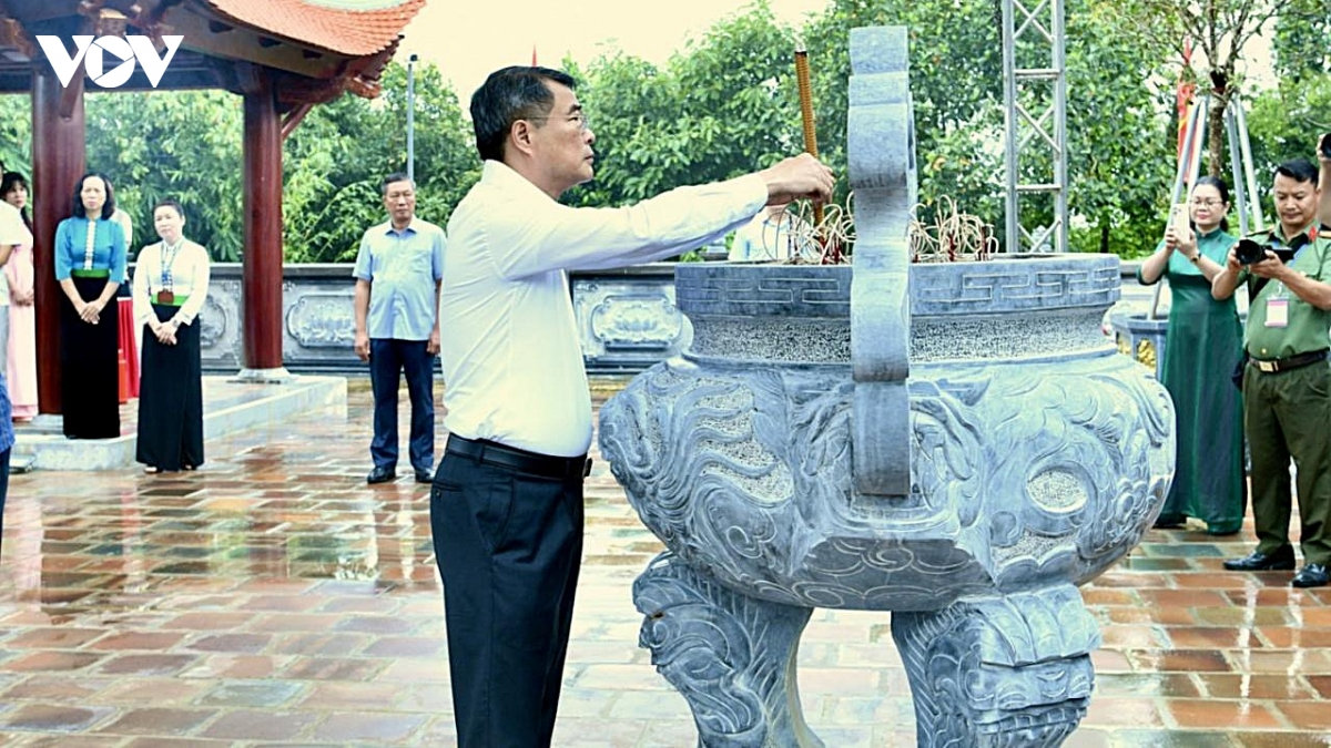 thủ tướng lê minh hưng dâng hương tri ân các anh hùng liệt sĩ tại Điện biên phủ hình ảnh 1 thu tuong le minh hung dang huong tri an cac anh hung liet si tai Dien bien phu hinh anh 1